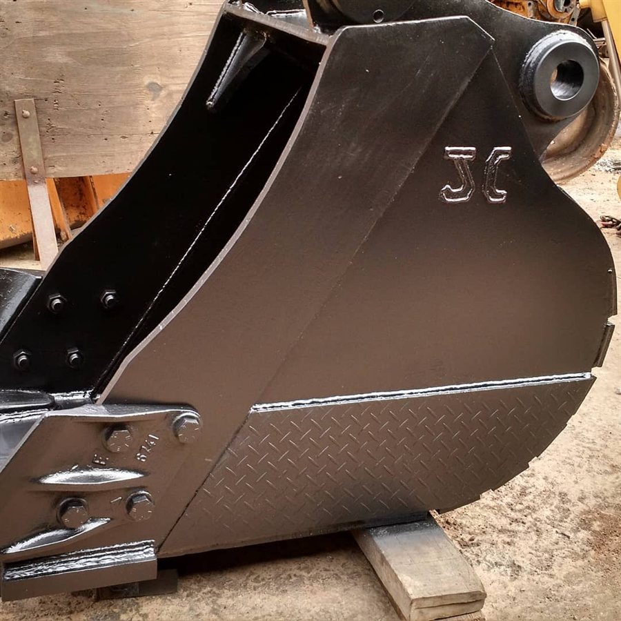 Caçamba nova de escavadeira, pintada de preto, com chapa xadrez na lateral