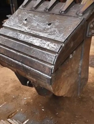 Miniatura do vídeo: caçamba reformada, com chapas de reforço soldadas no fundo