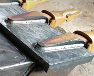 Miniatura do vídeo: adaptadores dos dentes soldados na borda de uma caçamba